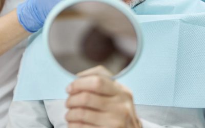 Les implants dentaires chez les personnes âgées : bénéfices et précautions