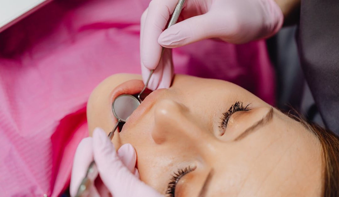 Femme tenant sa joue gonflée, signe possible d'un abcès dentaire