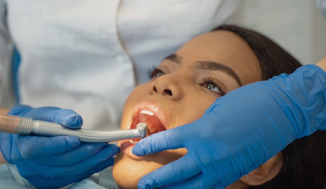 Piercing lingual visible dans une bouche ouverte, illustrant les risques pour les dents et les gencives