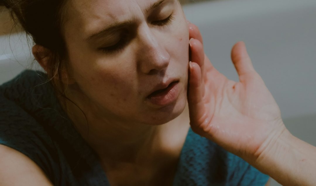 Mal de dent avant le rendez-vous : quoi faire pour tenir sans aggraver les choses