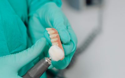 Prothèse amovible : 10 erreurs qui irritent vos gencives (et comment les éviter)