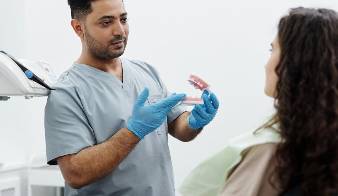 Patient en consultation dentaire, dentiste observant l'usure des dents liée au bruxisme nocturne